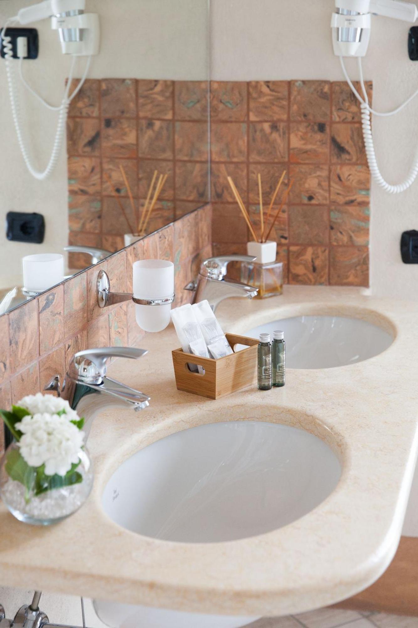 Relais Montemarino Hotel Borgomale Екстериор снимка